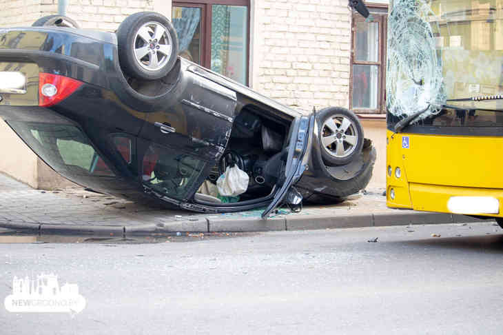 В центре Гродно автобус с пассажирами попал в серьезную аварию. Ford перевернулся на тротуаре 