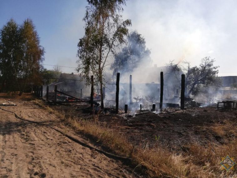 В Лельчицком районе полыхнуло: сгорели дом, два сарая и три машины