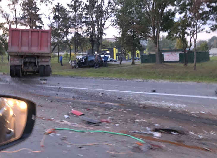 Серьезная авария в Минске: на МКАД столкнулись два грузовика и легковое авто