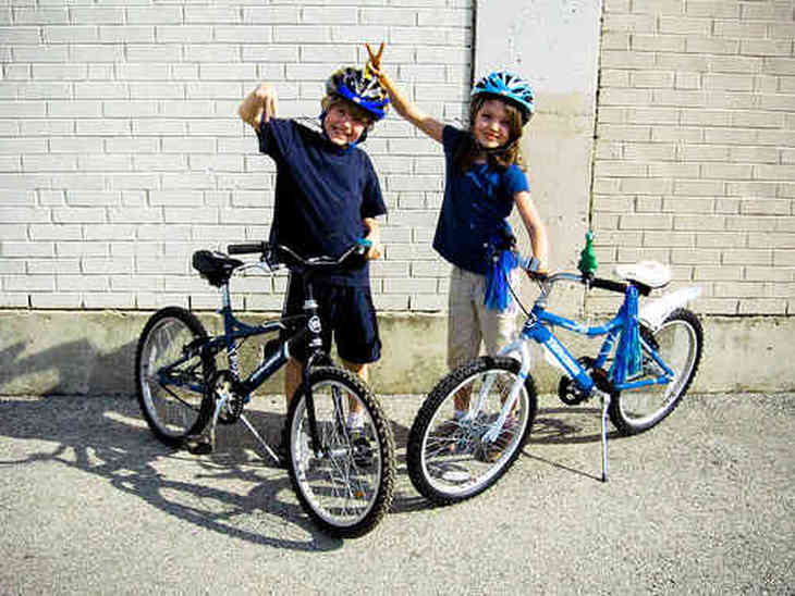 7 лет какой велосипед выбрать. Дети с велосипедом. Детский велосипед с ребенком. Велосипед для детей школьного возраста. Велосипед для 6 детей.