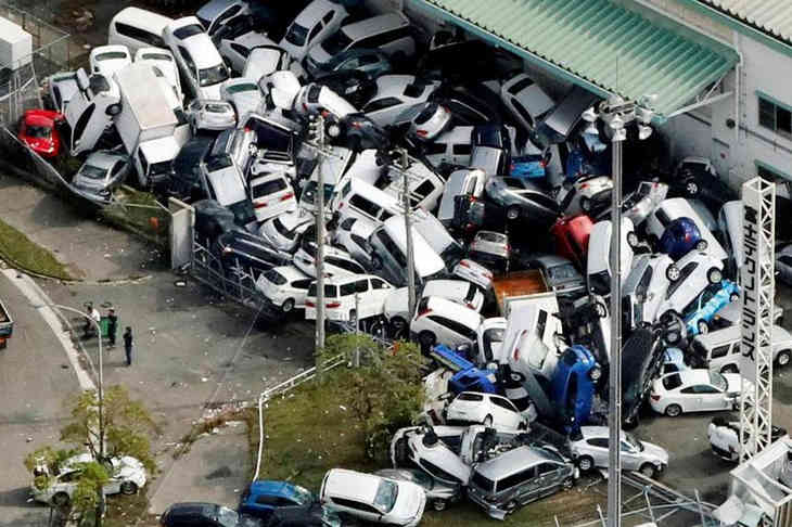 Тайфун в Японии превратил автомобили в груду металлолома