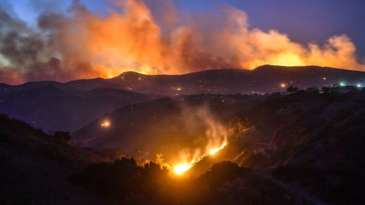 Страшный пожар в Калифорнии уничтожил дома Майли Сайрус и Джерарда Батлера