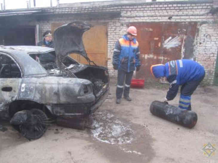 В Гродно мужчина решил растопить печь рядом с машиной с неисправным газовым оборудованием — сгорело все