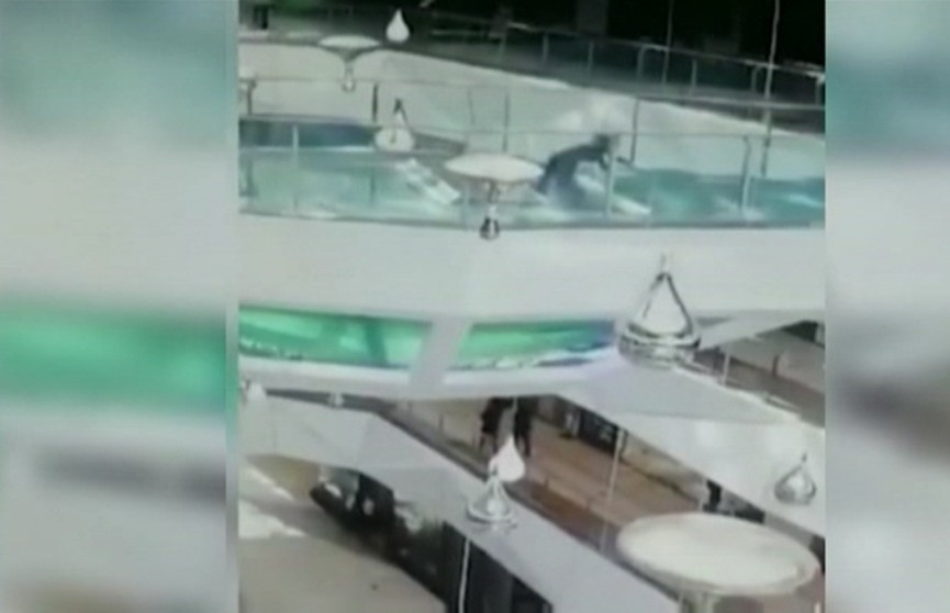 В аквариум с акулами упала сотрудница торгового центра в Китае