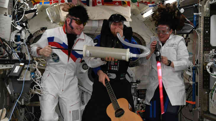 Экипаж МКС отметил Хэллоуин в костюмах Дарта Вейдера и Элвиса Пресли