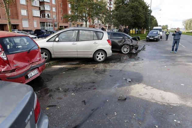 В Клайпеде белорус разбил 7 машин и скрылся. Его оштрафовали на 5 евро