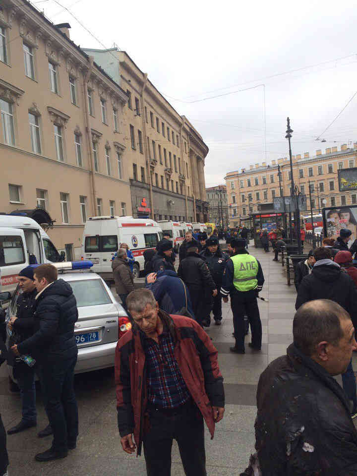 В Сети появились фото и видео последствий взрыва в Петербурге