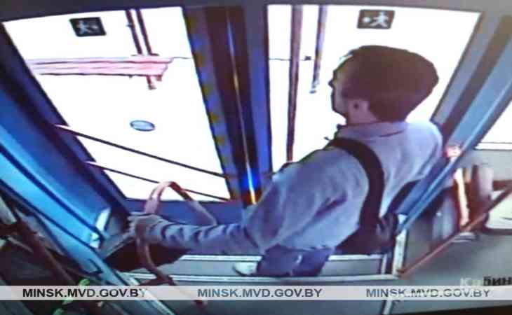 Разбил окно в трамвае и сбежал: в Минске разыскивают хулигана