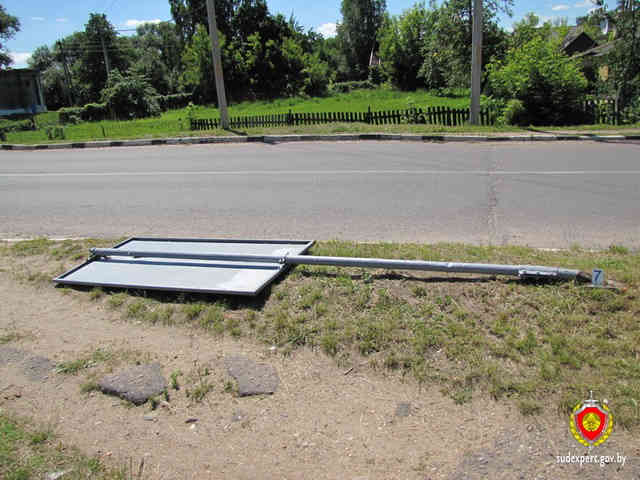 В Столбцовском районе парень из-за ссоры с девушкой сломал девять дорожных знаков