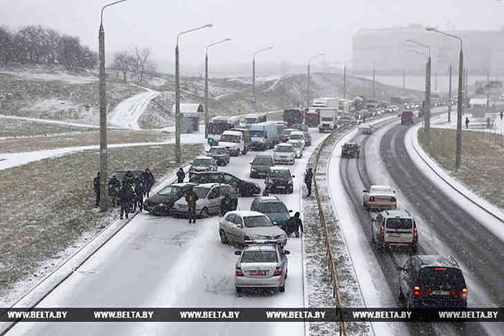 Фотофакт: на кольцевой дороге в Гродно столкнулись 14 автомобилей