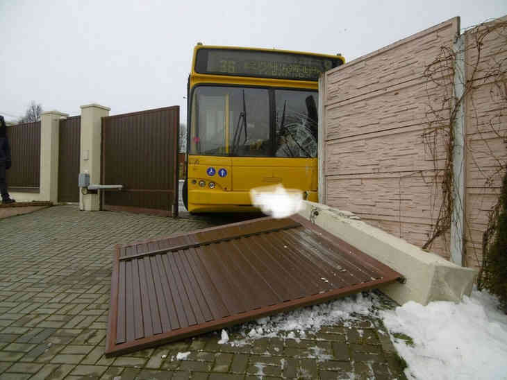 Рейсовый автобус врезался в ворота частного дома под Минском‍