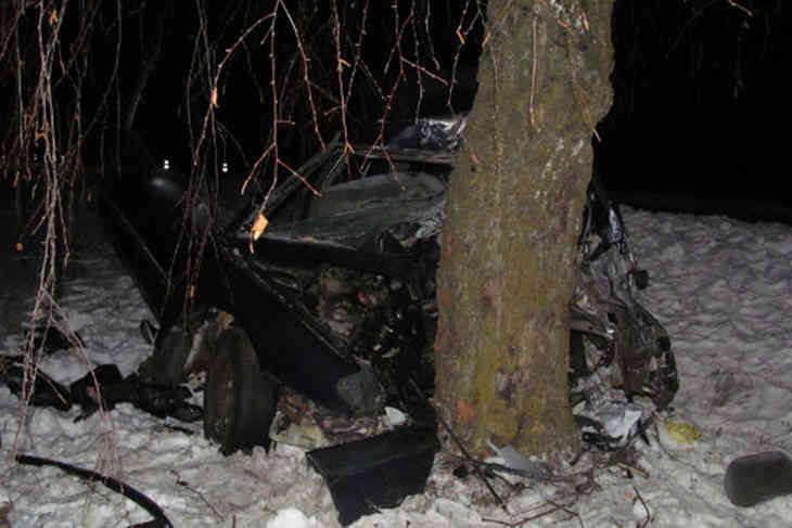 17-летний водитель врезался в дерево: погиб пассажир