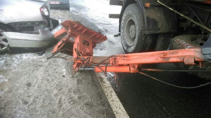 В Минске с мусоровоза упал манипулятор, повреждены 5 машин‍