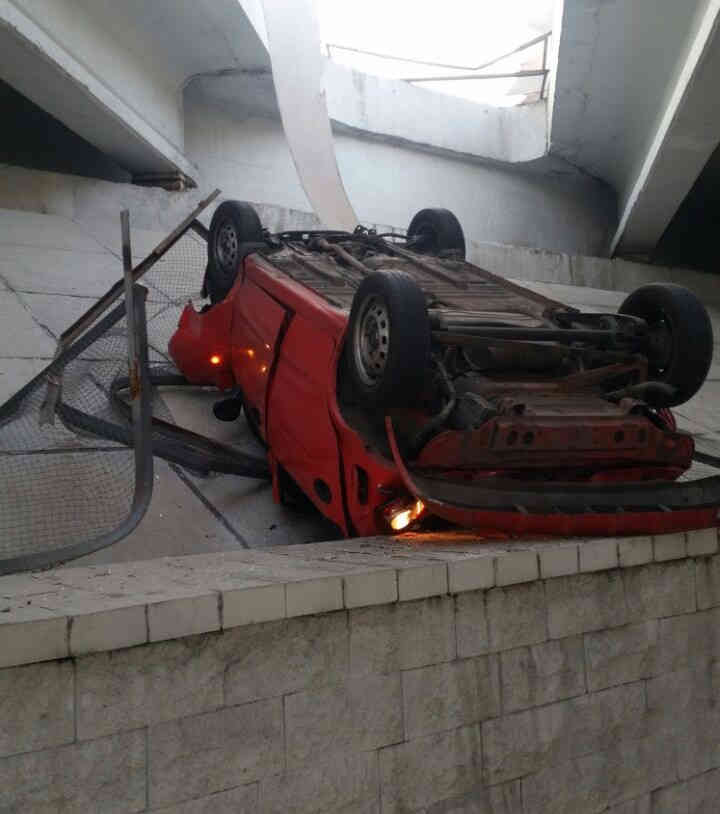 ДТП в Минске: 23-летний водитель за рулем Daewoo Matiz сорвался с путепровода 
