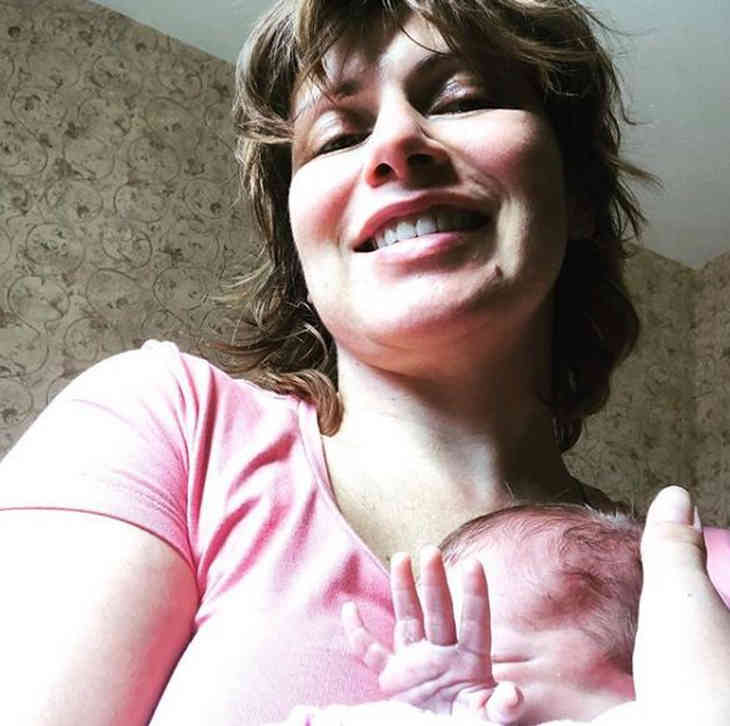 Зейналова впервые показала свою новорожденную дочку