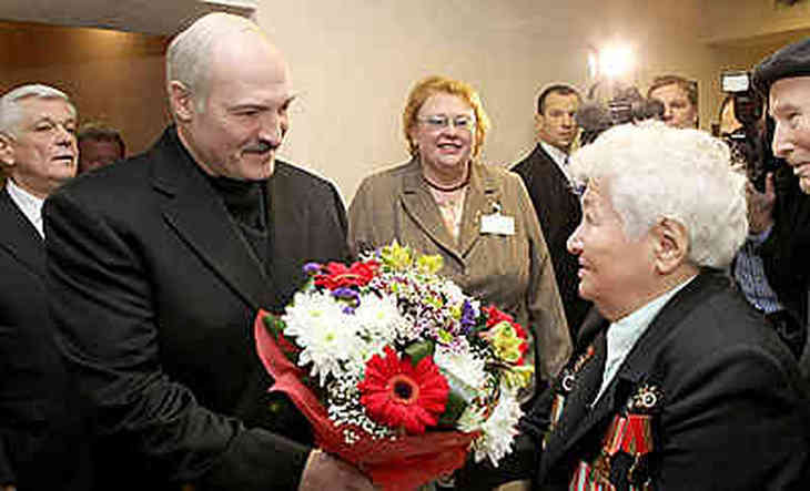 Лукашенко побывал в гостях у ветеранов и заявил о намерении наказать рублем нерадивых детей