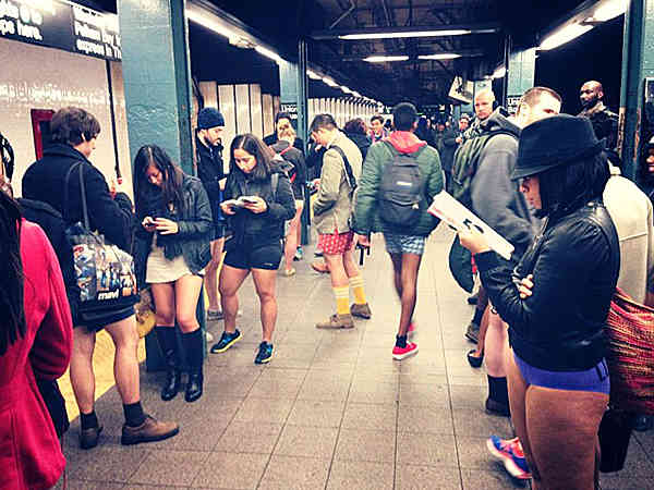 В двенадцатый раз жители 60 городов мира пришли в метро без штанов
