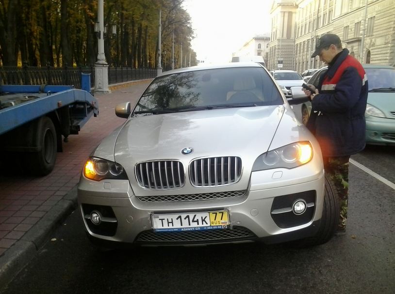 Фотофакт: в центре Минска пьяная сотрудница автомойки совершила ДТП на угнанном BMW X6