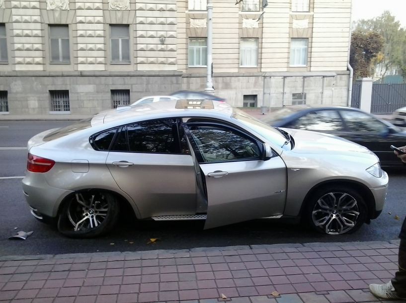 Фотофакт: в центре Минска пьяная сотрудница автомойки совершила ДТП на угнанном BMW X6