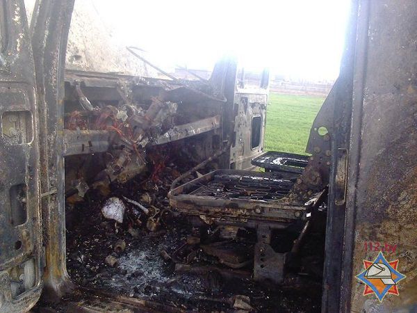 В Лельчицком районе на ходу загорелся ГАЗ: пострадали три человека