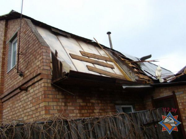 В Минске из-за сильного ветра повреждены два автомобиля и частный дом