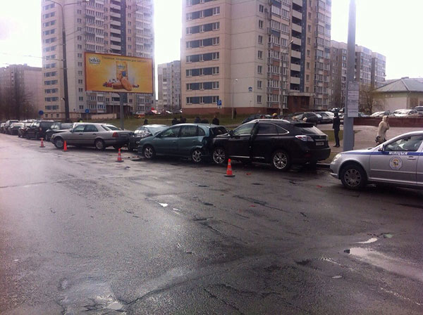Минск: водитель Lexus потерял сознание и разбил 5 припаркованных авто