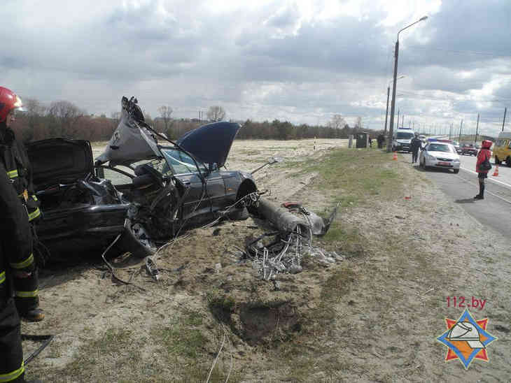 В Гомеле водитель BMW врезался в столб: пассажир погиб