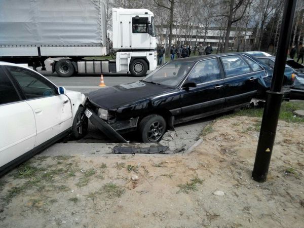 Волковыск: водитель-бесправник на BMW протаранил три автомобиля