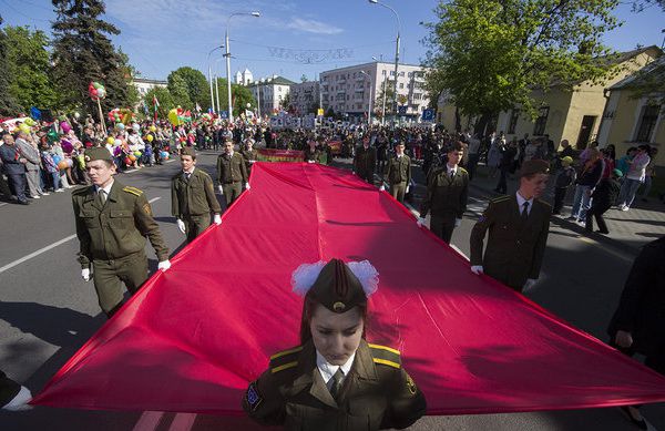Тысячи брестчан приняли участие в праздничном шествии на День Победы