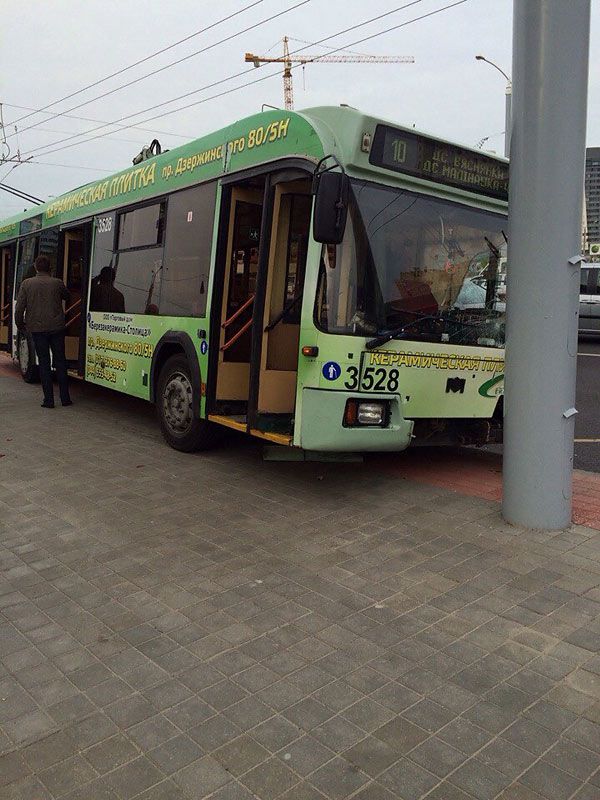В Минске троллейбус без тормозов на остановке врезался в маршрутку