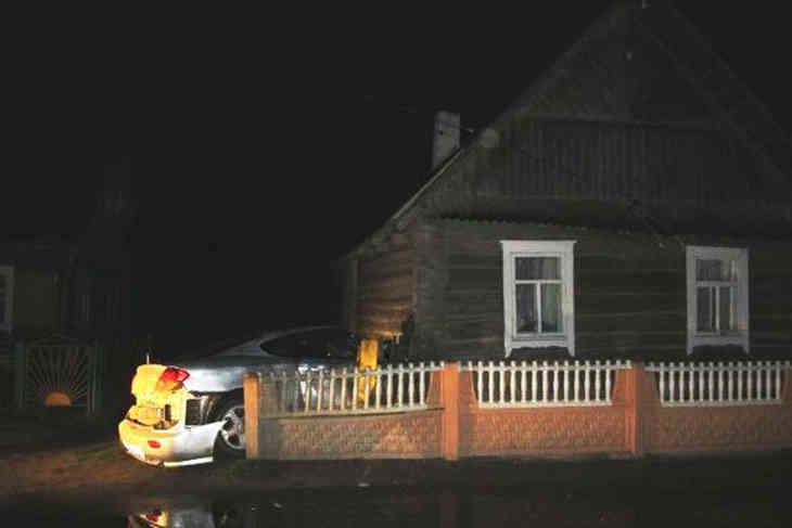 Пьяная жительница Вильнюса на авто снесла дом в Островецком районе
