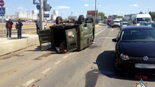 Тройное ДТП в Минске: УАЗ перевернулся, водитель и пассажир в больнице