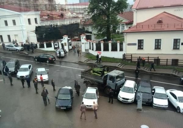 Восемь машин в центре Минска протаранил неудачно припаркованный МАЗ