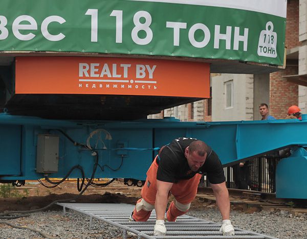 Мировой рекорд: Кирилл Шимко протащил 118-тонный башенный кран