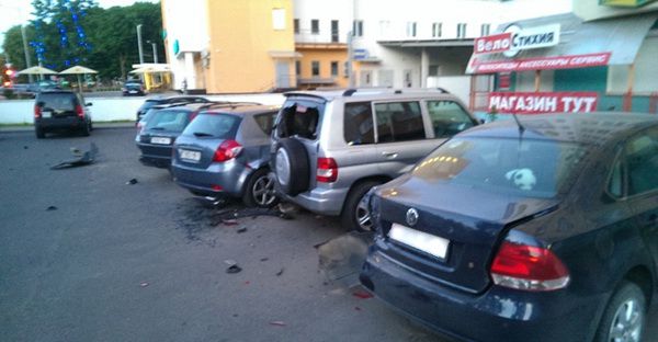Ночью в Минске пьяный водитель Land Rover разгромил 6 автомобилей