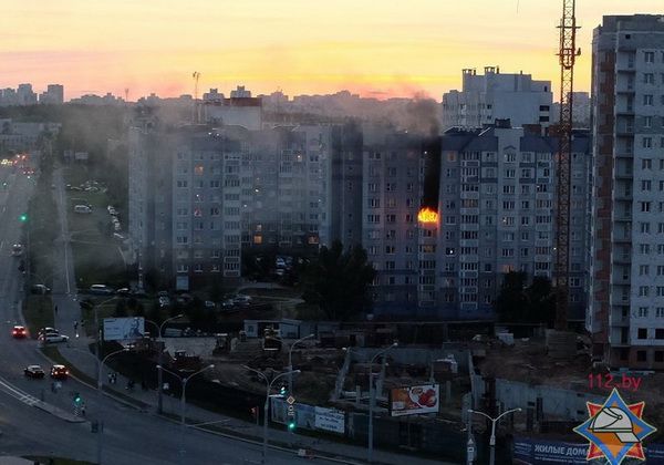 В Минске на улице Гурского, 39 открытым пламенем горела квартира