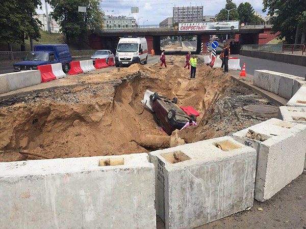 В Минске водитель сбила бетонные блоки и упала в котлован