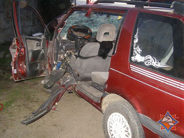 В Костюковичах 19-летний водитель протаранил стену и едва не погиб