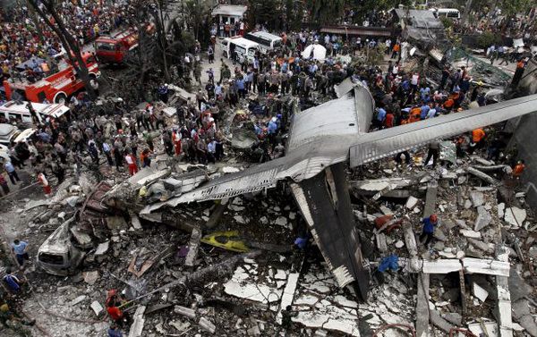 На месте крушения самолета в Индонезии найдены останки 91 человека