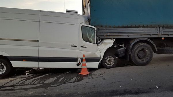 Ночью на МКАД уснувший водитель протаранил машину дорожных служб