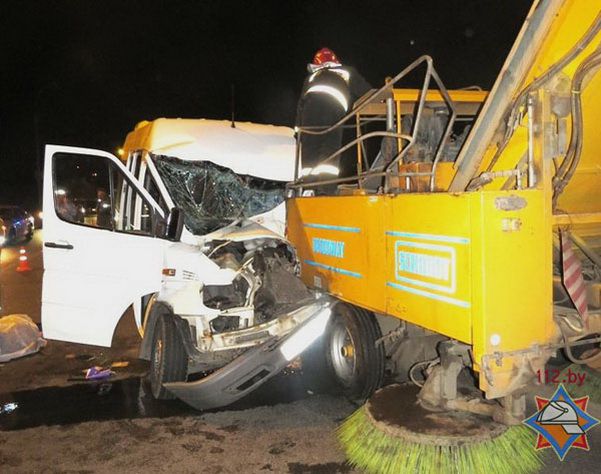 Две ночных аварии на МКАД: погибли два водителя микроавтобусов