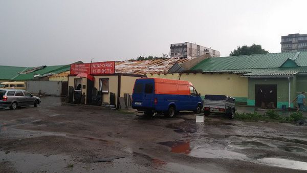 В Могилеве 12 августа сильный ветер срывал крыши и валил деревья