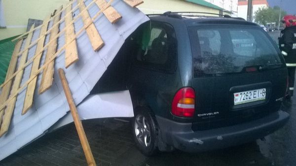 В Могилеве 12 августа сильный ветер срывал крыши и валил деревья