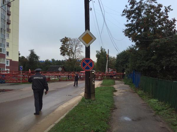 Башенный кран упал на частный дом в Минске