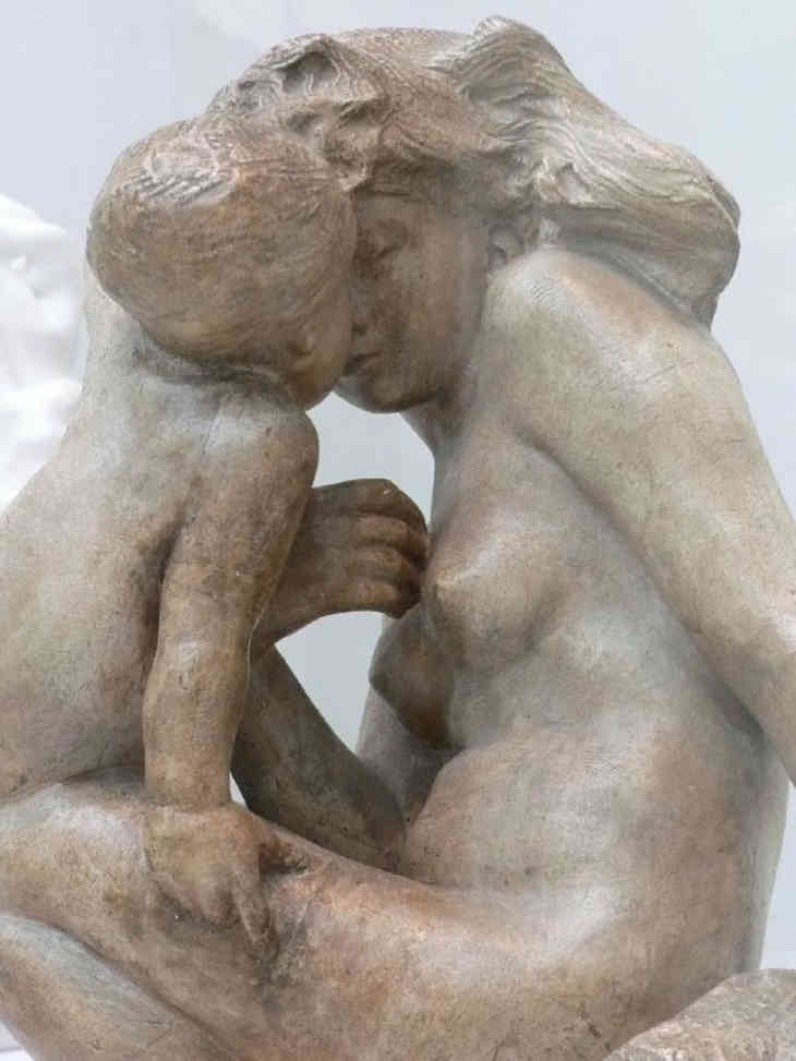 12 удивительных и трогательных скульптур, отражающих материнскую любовь