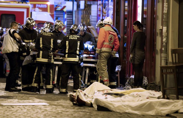 В Париже террористы совершили семь терактов, погибло более 150 человек