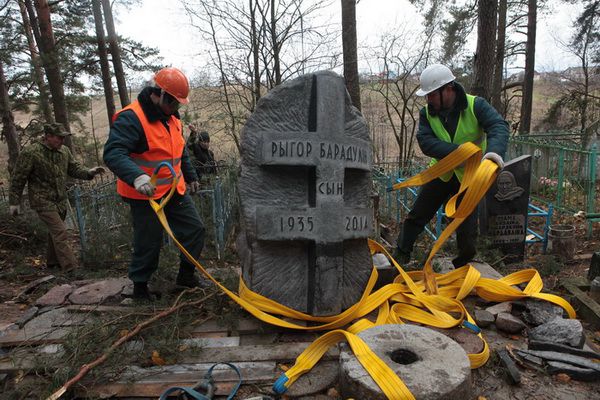 Вертолет МЧС установил памятник на могиле Рыгора Бородулина