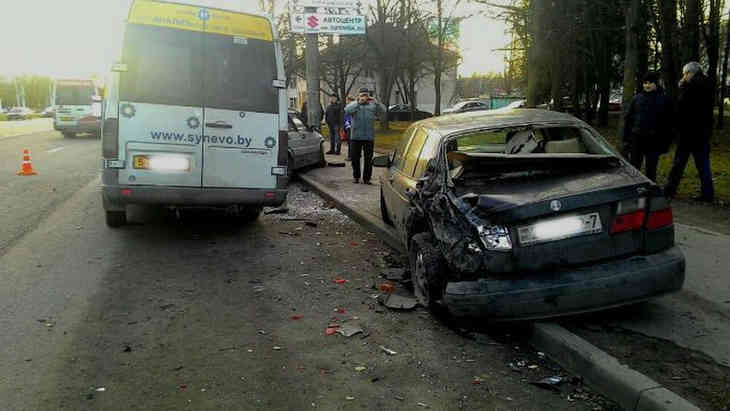 В Минске маршрутка с пассажирами протаранила припаркованные автомобили