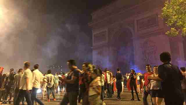 После финала ЕВРО-2016 Париж сотрясают массовые беспорядки фанатов