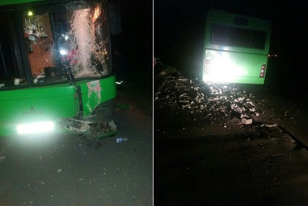 Фотофакт: автобус в Могилеве снес мачту освещения